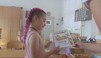 Vysvedčenia sú rozdané. Školáci sa tešia na prázdniny, niektorí uzatvárajú životnú kapitolu