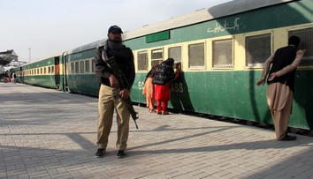 Rukojemnícka dráma v Pakistane: Ozbrojenci vtrhli do vlaku, v ktorom zajali stovky ľudí