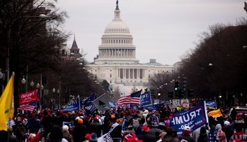Polícia zastrelila výtržníka z Kapitolu, ktorého Trump omilostil