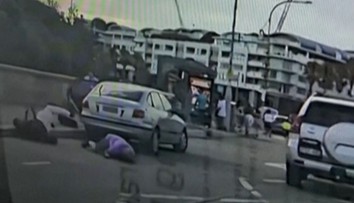 VIDEO: Nové zábery z útoku v Sydney. Manželský pár zomrel počas toho, ako sa snažili odzbrojiť jedného z páchateľov