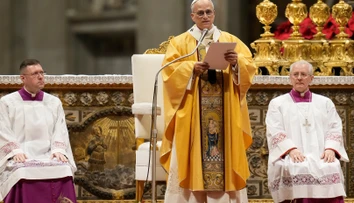 Lev XIV. odslúžil prvú polnočnú omšu svojho pontifikátu. V kázni sa držal výlučne náboženských tém