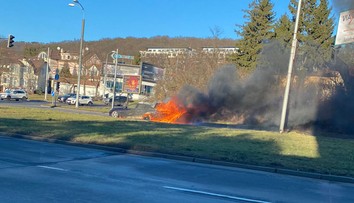 Na veľkej križovatke v Bratislave horel Mercedes