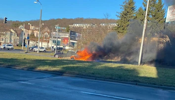 Na veľkej križovatke v Bratislave horel Mercedes