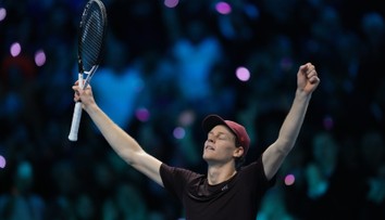 Súboj gigantov zvládol lepšie a obhájil titul. Jannik Sinner triumfoval na domácom Turnaji majstrov