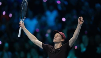 Súboj gigantov zvládol lepšie a obhájil titul. Jannik Sinner triumfoval na domácom Turnaji majstrov