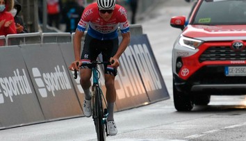 Piatu etapu Tirrena vyhral po sóloúniku Van der Poel, Pogačar si upevnil vedenie