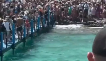Obľúbená pláž v Grécku sa zmenila na „peklo na zemi“. Davy ľudí neustále vystupovali z lodí