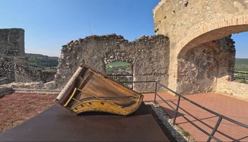 Klavír, ktorý hrá bez hudobníka. Na hrade Beckov vznikol zvukový zázrak