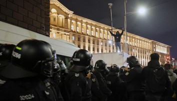 Horeli kontajnery a lietali stoličky. Pokojný protest v Sofii sa premenil na chaos