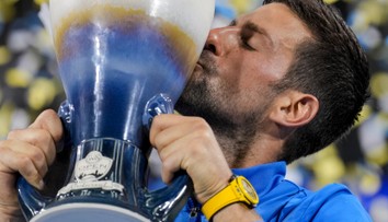 Jeden z najťažších zápasov kariéry. Djokovič zdolal svetovú jednotku a oslavuje triumf
