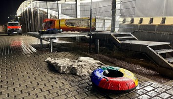 Tragédia v nemeckom ľadovom koryte. Štvorboby zmietol gumový kruh, hlásia jednu obeť a troch zranených