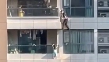 VIDEO: Hasič sa stal hrdinom. Z balkóna zachránil visiace dievčatko