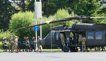 VIDEO: Vodiči zostali v šoku. V centre Bukurešti na kruhovom objazde pristál vrtuľník Black Hawk