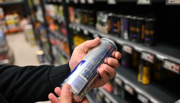 Stavil sa s kamarátom, koľko zvládne vypiť energeťákov. O pár hodín ho našli v Nitre ležať tvárou k zemi