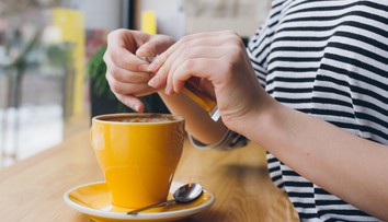 Jednu chybu pri pití kávy robí takmer každý. Môže zaťažiť vaše trávenie