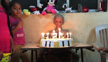 Všetkých prekvapil. Chlapec uväznený v tele starca oslávil 15. narodeniny