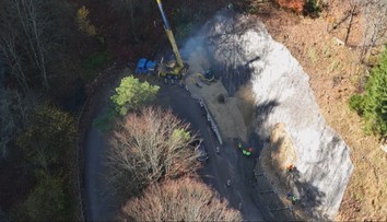 Padajúce skaly, zasypaná vozovka a zosuvy pôdy. Nebezpečný svah na ceste konečne začali opravovať