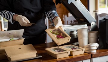 Porušujú zákon? Mnohé reštaurácie si pri jedle so sebou účtujú aj extra sumu za obal