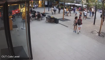 Cudzincov obvinili z ublíženia na zdraví. Takto surovo zbili čašníka v centre Prahy