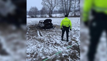 Mimoriadne desivá nehoda pri Zvolene: Auto zhorelo do tla aj s vodičom. Nepoznajú ani jeho totožnosť