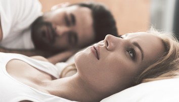 Trápia vás vrásky či bolesť hlavy? Vyriešiť to môže aj spánková poloha