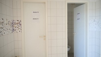 Zlý vtip alebo sociálny experiment? Bizarné toalety v rakúskom aquaparku sú výsledkom zbabranej rekonštrukcie