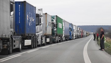 Dopravné peklo pred hraničným priechodom Vyšné Nemecké, v rade stojí vyše tisíc kamiónov