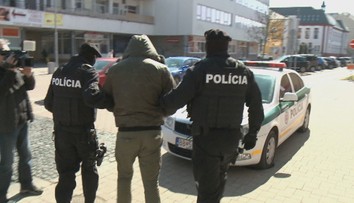 Majiteľa potravín surovo dobili traja lupiči, v aute viezol tržbu z obchodu