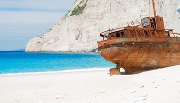 Jedna z najkrajších pláží v Grécku bude tento rok zatvorená. Turistom hrozí vážne nebezpečenstvo