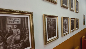 Uštipačná reakcia na obrázok Trumpa ako Ježiša. Umelec vytvoril ironickú výstavu