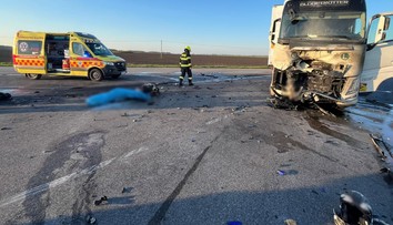 Motorkár zomrel po zrážke s kamiónom. Nákladiak mu zrejme nedal prednosť (FOTO)
