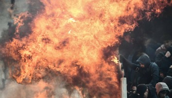 V Aténach išlo o život: Fanúšik AEK hodil do sektora Ajaxu molotovovov koktail