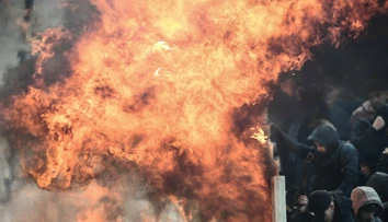V Aténach išlo o život: Fanúšik AEK hodil do sektora Ajaxu molotovovov koktail