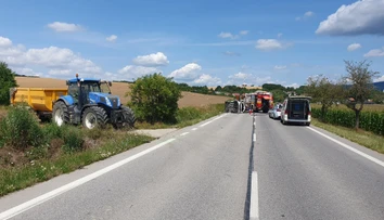 Vážna nehoda pri Hradišti. Po kolízii auta s traktorom zasahoval vrtuľník