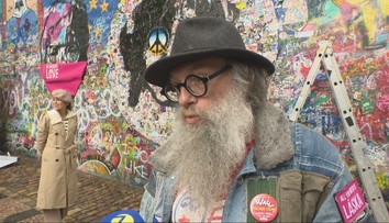 Rozháňali ich vodnými delami. Rozprávali sme sa s umelcami, ktorí počas socializmu stáli pri zrode Lennonovej steny