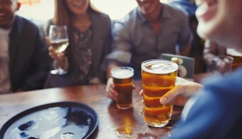 Myslíte si, že jeden pohár neuškodí? Víno či pivo môžu zvyšovať riziko vážneho ochorenia