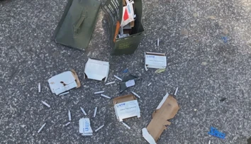 Nezvyčajný nález pri Novákoch: Na ceste ležali špeciálne armádne náboje, ktoré niekomu vypadli z auta