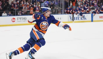 Dosiahol zápis, na ktorý sme čakali takmer sto rokov. Najlepší nováčik NHL preukázal neuveriteľnú skromnosť