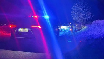 Keď zbadali policajtov, spanikárili. Počas jazdy sa chceli vymeniť za volantom, manéver sa im vypomstil