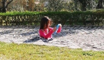 Zaseknuté dievča v chodníku mätie sociálne siete. Uhádnete ten fígeľ?