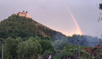 FOTO a VIDEO: Požiar pod hradom Krásna Hôrka. Zásah hasičov komplikovalo počasie
