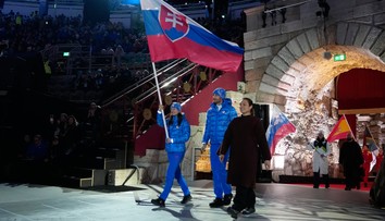 FOTO: Veľkolepý záverečný ceremoniál ukončil ZOH v Taliansku. Šéfka MOV vyzdvihla olympijské hodnoty