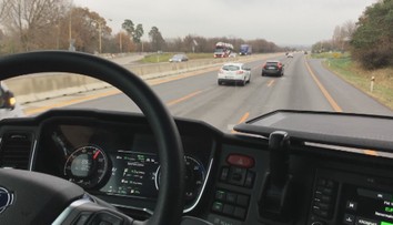 Chýbajú kamionisti a autobusári. Štát chce preto na cesty poslať aj neskúsených