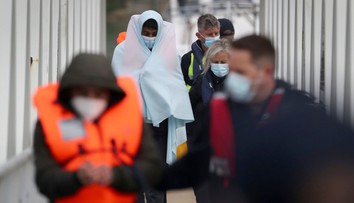 Počty migrantov, ktorí sa snažia dostať cez Lamanšský prieliv do Británie, lámu rekordy