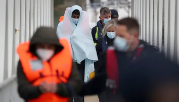 Počty migrantov, ktorí sa snažia dostať cez Lamanšský prieliv do Británie, lámu rekordy
