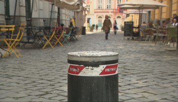 Domov sa musí brodiť cez davy turistov. Cestu v centre Bratislavy mu zablokoval stĺpik, kľúč má len súkromná firma