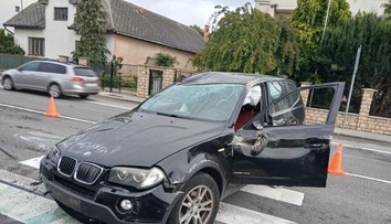 FOTO: BMW po náraze do dvoch áut skončilo na streche. Pri Košiciach úradoval zrejme mikrospánok