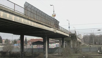 Dôležitý nadjazd v Leviciach je okrem katastrofálneho stavu už aj životu nebezpečný