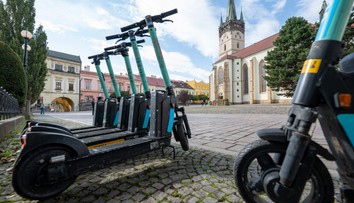 Kolobežky verzus chodci: Poslanec Vážny navrhuje obmedziť rýchlosť na chodníkoch. Stanovil toto číslo