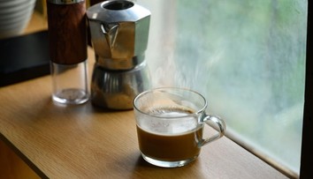 Ranná káva nalačno: Zdravý štart alebo tichý zabijak žalúdka?